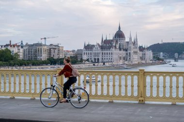 Budapeşte, Macaristan - 2 Eylül 2022: Margaret Köprüsü 'nde bisiklet süren kadın