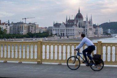 Budapeşte, Macaristan - 2 Eylül 2022: Margaret Köprüsü üzerinde bisiklete binen adam