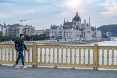 Budapeşte, Macaristan - 2 Eylül 2022: Margaret Köprüsü üzerinde yürüyen adam