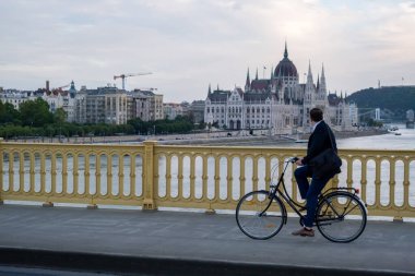 Budapeşte, Macaristan - 2 Eylül 2022: Margaret Köprüsü üzerinde bisiklete binen adam