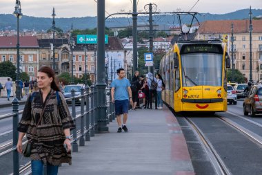 Budapeşte, Macaristan - 2 Eylül 2022: Margaret Köprüsü üzerinde sarı bir tramvay