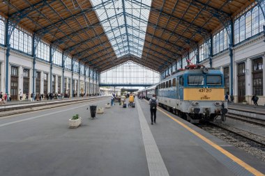Budapeşte, Macaristan - 2 Eylül 2022: Budapeşte tren istasyonunda V43 lokomotif