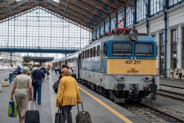 Budapeşte, Macaristan - 2 Eylül 2022: Budapeşte tren istasyonunda V43 lokomotif