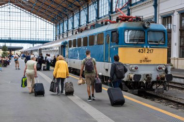 Budapeşte, Macaristan - 2 Eylül 2022: Budapeşte tren istasyonunda V43 lokomotif