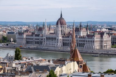 Budapeşte, Macaristan - 2 Eylül 2022: Tuna Nehri kıyısındaki Macar Parlamentosu Binası