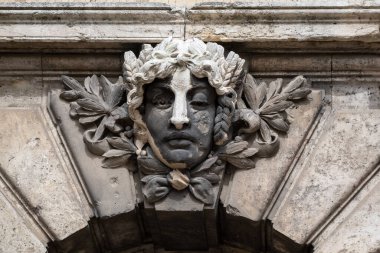 Budapeşte, Macaristan - 2 Eylül 2022: Buda Kraliyet Kalesi 'nde temel taş heykel