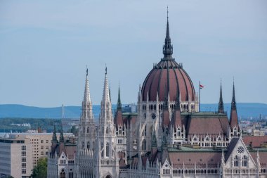 Budapeşte, Macaristan - 2 Eylül 2022: Tuna Nehri kıyısındaki Macar Parlamentosu Binası