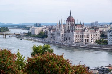 Budapeşte, Macaristan - 2 Eylül 2022: Tuna Nehri kıyısındaki Macar Parlamentosu Binası
