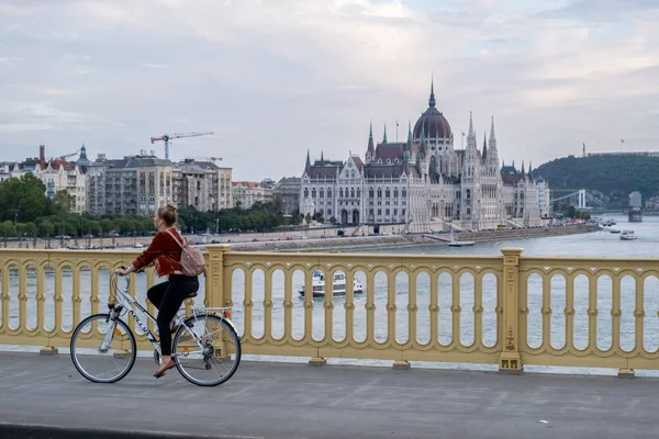 Budapeşte, Macaristan - 2 Eylül 2022: Margaret Köprüsü 'nde bisiklet süren kadın