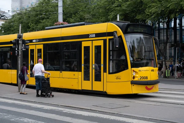 Budapest Ungarn September 2022 Eine Gelbe Straßenbahn Der Innenstadt Von — Stockfoto