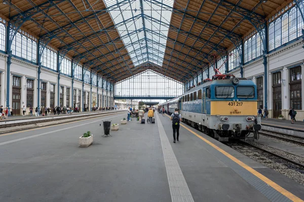 Budapeşte, Macaristan - 2 Eylül 2022: Budapeşte tren istasyonunda V43 lokomotif