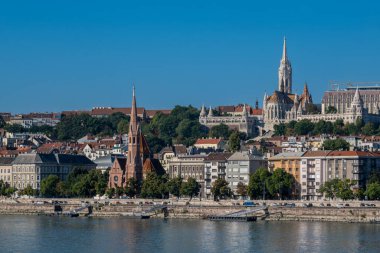 Budapeşte, Macaristan - 3 Eylül 2022: Budapeşte 'de kilise ve geleneksel evler