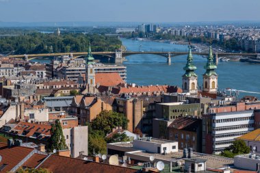 Budapeşte, Macaristan - 3 Eylül 2022: Budapeşte 'deki kiliseler ve geleneksel evler