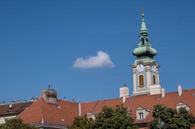 Budapeşte, Macaristan - 3 Eylül 2022: Budapeşte 'de kilise ve geleneksel evler