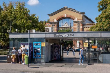 Budapeşte, Macaristan - 3 Eylül 2022: Budapeşte 'nin Budapeşte bölgesindeki Batthyany ter metro istasyonu