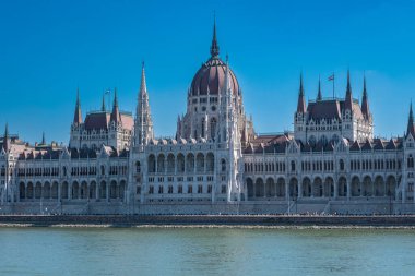 Budapeşte, Macaristan - 3 Eylül 2022: Tuna Nehri kıyısındaki Macar Parlamentosu Binası