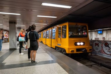 Budapeşte, Macaristan - 3 Eylül 2022: Budapeşte metro vagonlarına binmek üzere olan yolcular