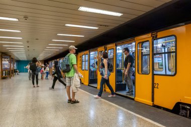 Budapeşte, Macaristan - 3 Eylül 2022: Budapeşte metrosunun sarı vagonlarından inen yolcular