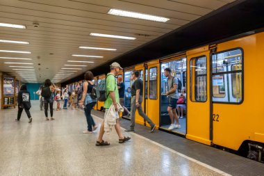 Budapeşte, Macaristan - 3 Eylül 2022: Budapeşte metrosunun sarı vagonlarına binen yolcular
