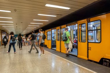 Budapeşte, Macaristan - 3 Eylül 2022: Budapeşte metrosunun sarı vagonlarına binen yolcular