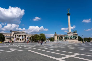 Budapeşte, Macaristan - 3 Eylül 2022: Kahramanlar Meydanı 'ndaki Milenyum Anıtı - Hosok Tere