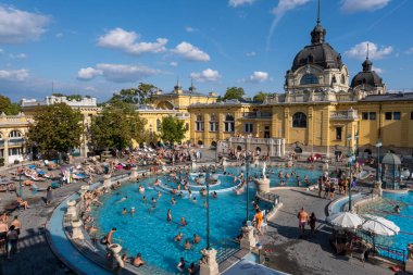 Budapeşte, Macaristan - 3 Eylül 2022: Szechenyi hamamlarının avlusu, bir Macar termal banyo kompleksi