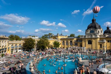 Budapeşte, Macaristan - 3 Eylül 2022: Szechenyi hamamlarının avlusu, bir Macar termal banyo kompleksi