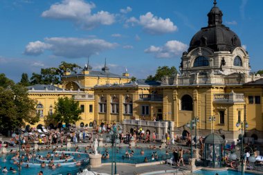 Budapeşte, Macaristan - 3 Eylül 2022: Szechenyi hamamlarının avlusu, bir Macar termal banyo kompleksi