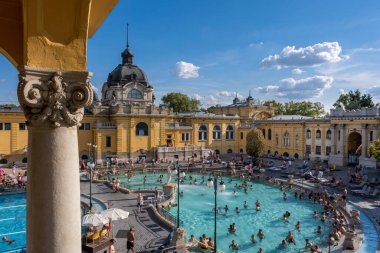 Budapeşte, Macaristan - 3 Eylül 2022: Szechenyi hamamlarının avlusu, bir Macar termal banyo kompleksi