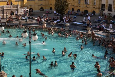 Budapeşte, Macaristan - 3 Eylül 2022: Szechenyi hamamlarının avlusu, bir Macar termal banyo kompleksi