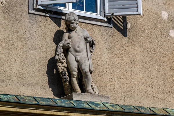 Статуя Херувима Стене Дома Будапеште — стоковое фото