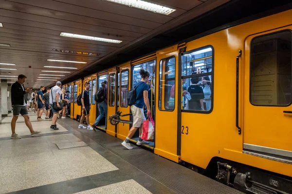 Budapest Hungría Septiembre 2022 Pasajeros Abordando Los Vagones Amarillos Del — Foto de Stock
