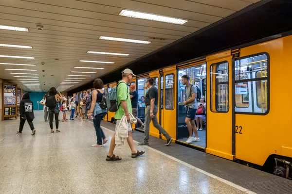 Budapešť Maďarsko Září 2022 Cestující Nastupují Žlutých Vagónů Budapešťského Metra — Stock fotografie
