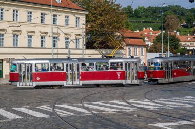 Prag, Çek Cumhuriyeti - 4 Eylül 2022: Prag Eski Twon 'da kırmızı bir tramvay