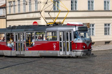 Prag, Çek Cumhuriyeti - 4 Eylül 2022: Prag Eski Twon 'da kırmızı bir tramvay