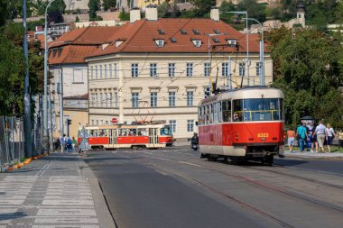 Prag, Çek Cumhuriyeti - 4 Eylül 2022: Prag Eski Twon 'da kırmızı bir tramvay