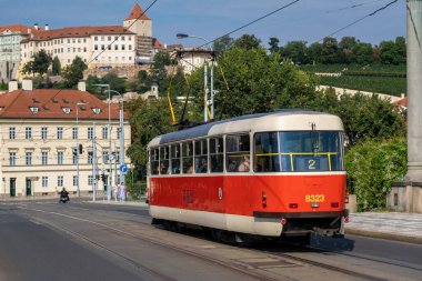 Prag, Çek Cumhuriyeti - 4 Eylül 2022: Prag Eski Twon 'da kırmızı bir tramvay