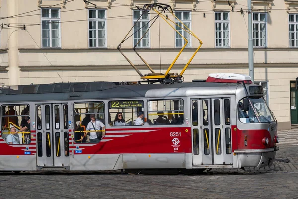 捷克共和国布拉格 2022年9月4日 布拉格旧滩的一辆红色电车 — 图库照片