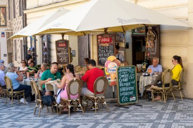 Prag, Çek Cumhuriyeti - 4 Eylül 2022: İnsanlar bir restoranın terasında yemek yiyor