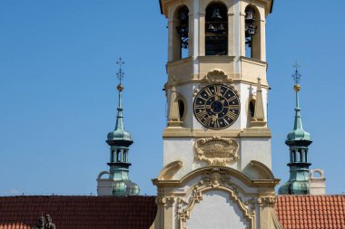 Prag, Çek Cumhuriyeti - 4 Eylül 2022: Tarihi Loreto Manastırı Cephesi