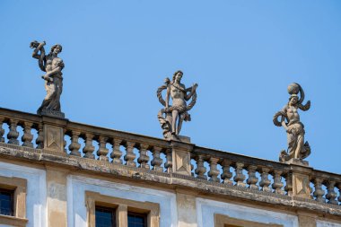 Prag, Çek Cumhuriyeti - 4 Eylül 2022: Dışişleri Bakanlığı 'nın başındaki heykeller