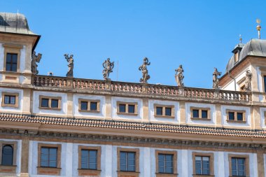 Prag, Çek Cumhuriyeti - 4 Eylül 2022: Dışişleri Bakanlığı 'nın başındaki heykeller