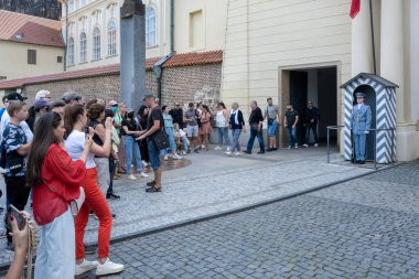 Prag, Çek Cumhuriyeti - 4 Eylül 2022: Prag Kale Muhafızlarının fotoğraflarını çeken turistler