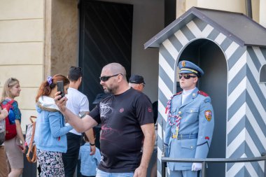 Prag, Çek Cumhuriyeti - 4 Eylül 2022: Prag Kale Muhafızlarının fotoğraflarını çeken turistler