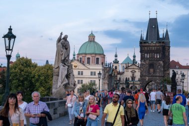 Prag, Çek Cumhuriyeti - 4 Eylül 2022: Charles Köprüsü üzerinde yürüyen insanlar, arka planda Eski Köprü kulesi