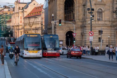 Prag, Çek Cumhuriyeti - 4 Eylül 2022: Prag Eski Twon 'da kırmızı bir tramvay