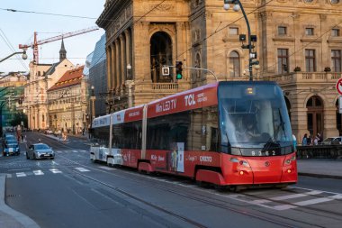Prag, Çek Cumhuriyeti - 4 Eylül 2022: Prag Eski Twon 'da kırmızı bir tramvay
