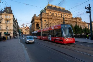 Prag, Çek Cumhuriyeti - 4 Eylül 2022: Prag Eski Twon 'da kırmızı bir tramvay
