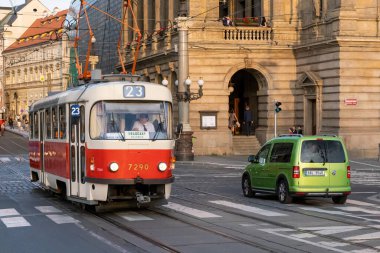 Prag, Çek Cumhuriyeti - 4 Eylül 2022: Prag Eski Twon 'da kırmızı bir tramvay