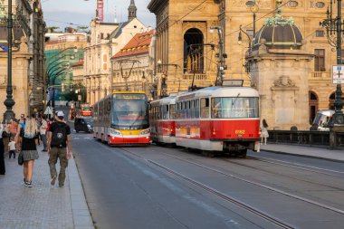 Prag, Çek Cumhuriyeti - 4 Eylül 2022: Prag Eski Twon 'da kırmızı bir tramvay